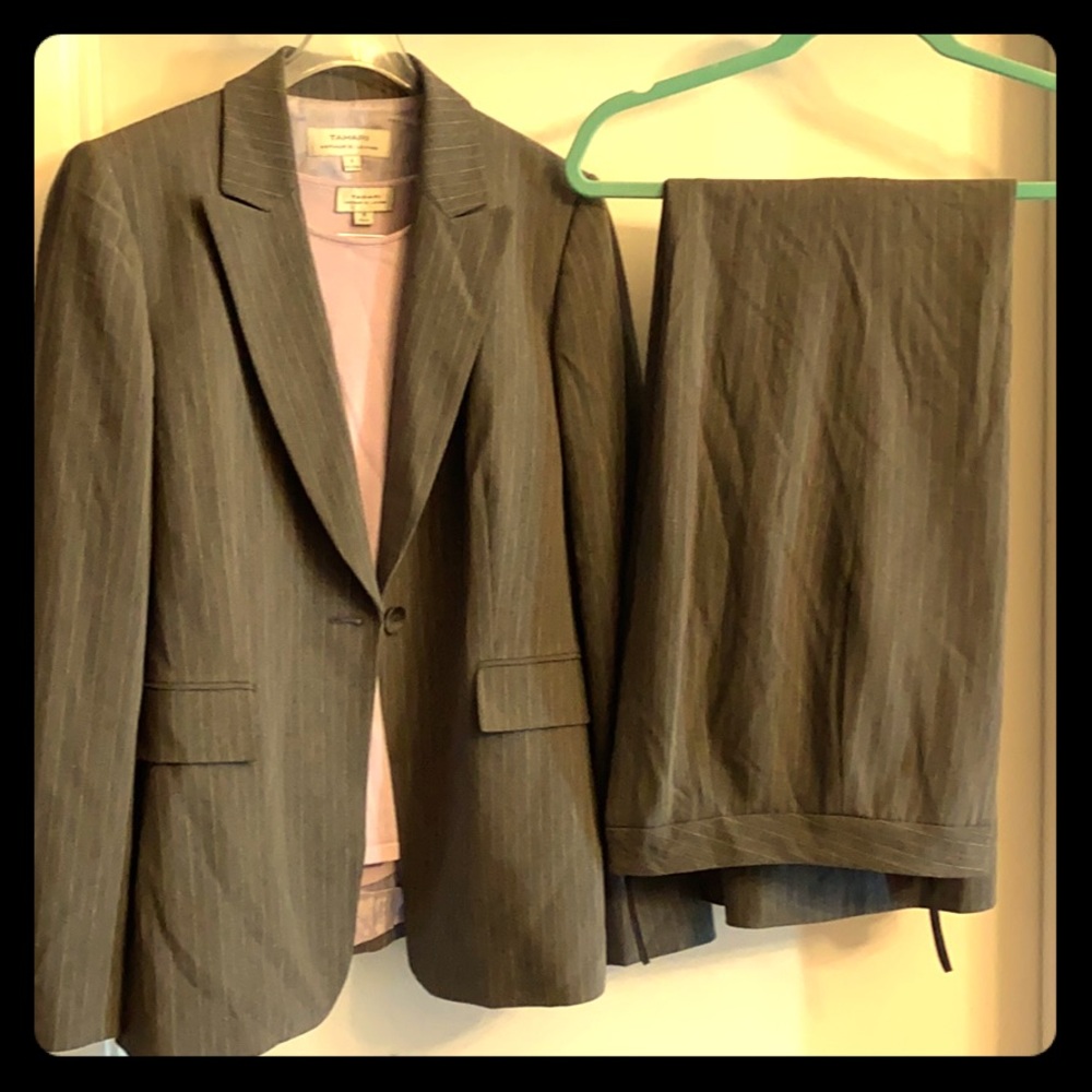 NWOT TAHARI PANT SUIT WITH SLEEVELESS TOP